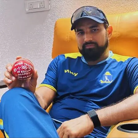 Indian pace bowler holding a commemorative cricket ball after a notable bowling performance, highlighting Mohammed Shami’s career achievements and cricket earnings.