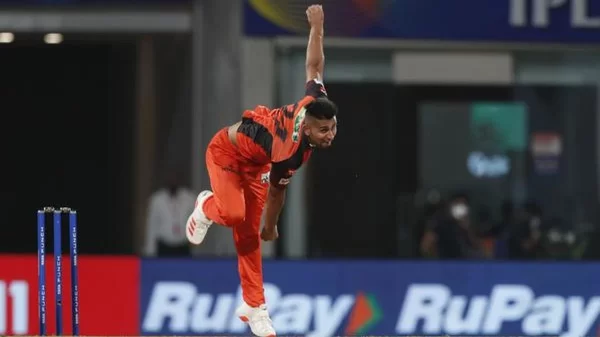 Umran Malik bowling at high speed for Sunrisers Hyderabad during an IPL match.